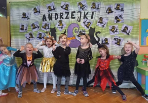 przebrane dzieci stoją przy napisie andrzejki