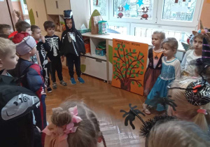 dzieci stoją w półkolu