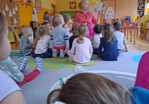 Czytamy "Pamiętnik Florki" i "rozmawiamy" z nią o jej przygodach.
