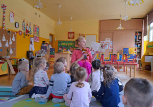 Czytamy "Pamiętnik Florki" i "rozmawiamy" z nią o jej przygodach.