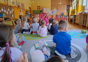 Czytamy "Pamiętnik Florki" i "rozmawiamy" z nią o jej przygodach.