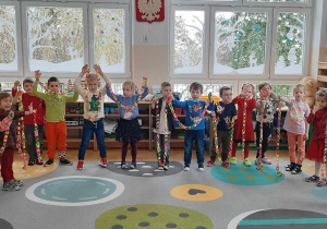 Dzieci wykonują łańcuch na choinkę