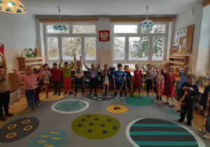 Dzieci wykonują łańcuch na choinkę