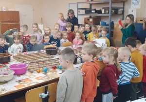 udział w warsztatach, zwiedzanie fabryki bombek