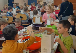 udział w warsztatach, zwiedzanie fabryki bombek
