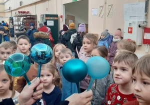 udział w warsztatach, zwiedzanie fabryki bombek
