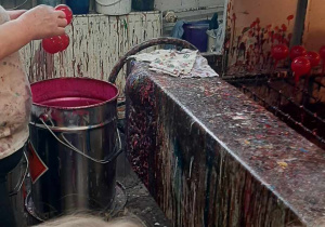 udział w warsztatach, zwiedzanie fabryki bombek