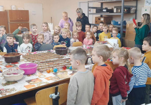 udział w warsztatach, zwiedzanie fabryki bombek