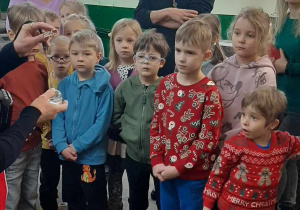 udział w warsztatach, zwiedzanie fabryki bombek
