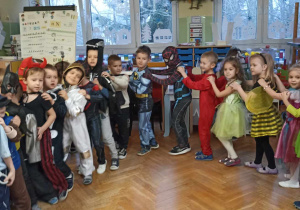 dzieci tańczą w ółkolu