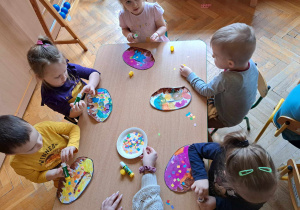 Dzieci wykonują prace plastyczne