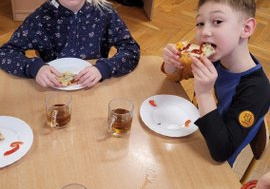 Dzieci jedzą pizzę