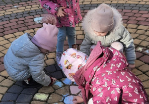 Dzieci bawią się na tarasie