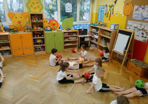 Zabawy ruchowe z piłkami