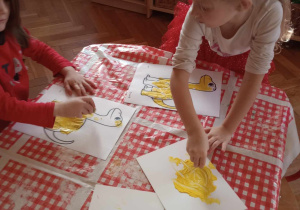 Dzieci stemplują dinozaury