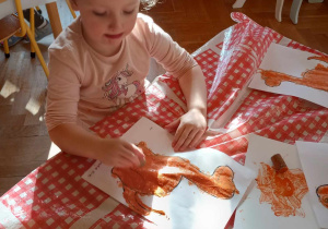 Dzieci stemplują dinozaury
