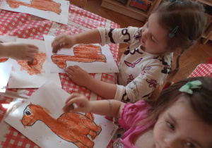 Dzieci stemplują dinozaury
