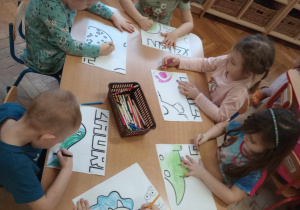 Dinusiowa kolorowanka
