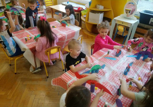 Dinusie z talerzyków i rolek