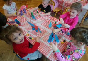 Dinusie z talerzyków i rolek