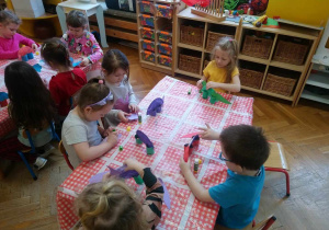 Dinusie z talerzyków i rolek