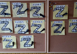 na tablicy wiszą wyklejone litery z i napisem zebra