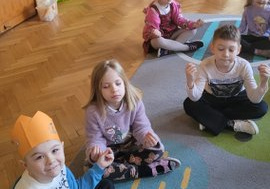 Dzieci ćwiczą kocią Jogę