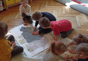 dzieci kolorują duży rysunek