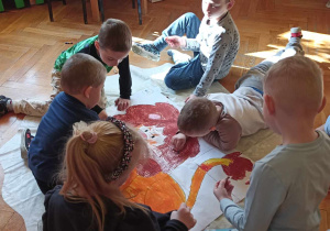 dzieci kolorują duży rysunek