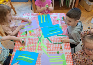 Dzieci wykonują prace plastyczne
