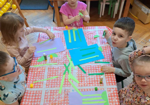 Dzieci wykonują prace plastyczne
