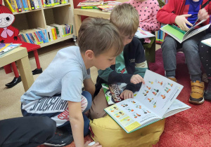Dzieci w bibliotece