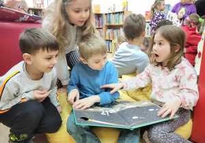 Dzieci w bibliotece