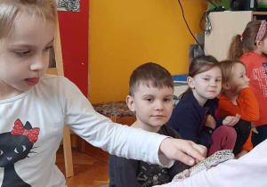 Dziecko głaszcze zwierzątko