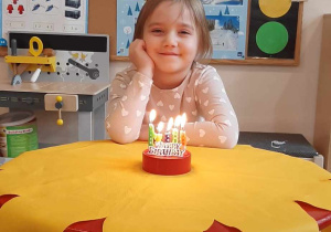 Dziewczynka pozuje do zdjęcia