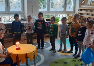 dzieci śpiewają 100 lat