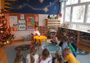 Dzieci siedzą w kole