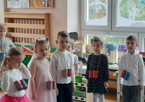 Dzieci występują na uroczystości