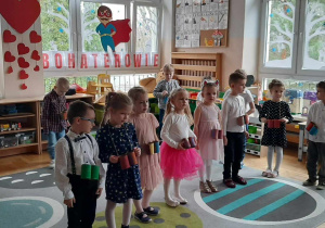 Dzieci występują na uroczystości