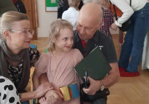 Dzieci po uroczystości spędzają czas z dziadkami
