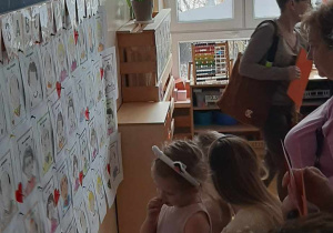 Dzieci po uroczystości spędzają czas z dziadkami