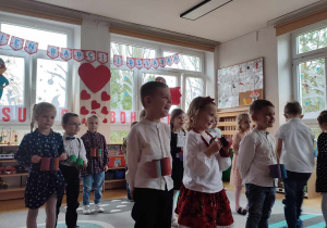 Dzieci występują na uroczystości