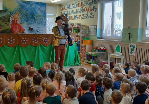 Dzieci oglądają przedstawienie