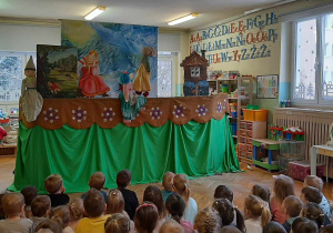 Dzieci oglądają przedstawienie