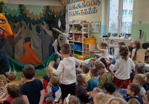 Dzieci oglądają przedstawienie