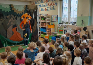 Dzieci oglądają przedstawienie