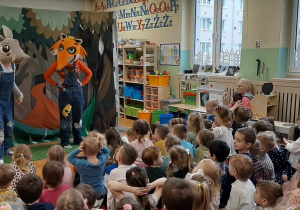 Dzieci oglądają przedstawienie