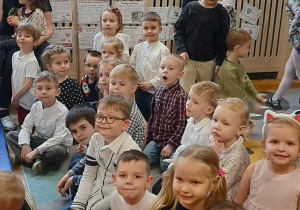 Dzieci oglądają przedstawienie