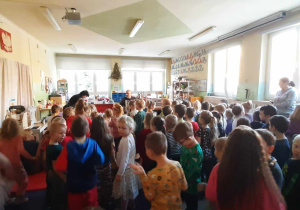 Dzieci słuchają audycji muzycznej