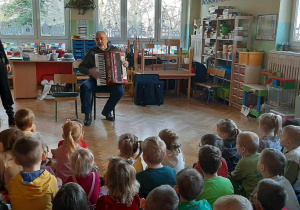 Dzieci słuchają audycji muzycznej